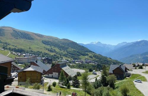 Montgellafrey Apartment | Plein sud, grande pièce de vie, vue imprenable sur les montagnes et parking couvert privé