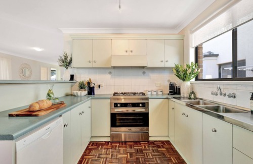 Callala Beach House | Plumeria – 350m to beach track, pet friendly