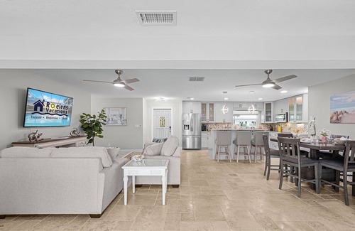 Caloosahatchee House | Plunge into Joy & Canal Charm - Funscape Canal