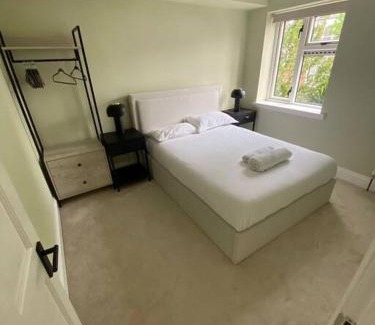 Mortlake Apartment | Plush apartment, near station & river