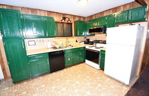 Bushkill Cabin | Pocono Cabin w/Jacuzzi, W&D, and Indoor Pools