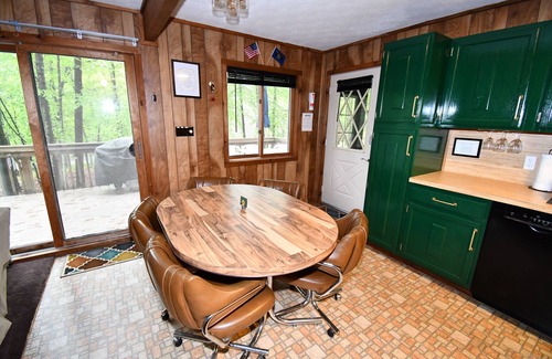 Bushkill Cabin | Pocono Cabin w/Jacuzzi, W&D, and Indoor Pools