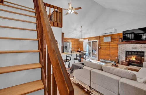 Long Pond Cabin | Pocono Log Cabin | Hot Tub Lake Access & Firepit