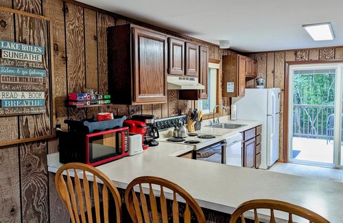 Pocono Lake Ski Chalet | Poconos Gateway: BBQ-Fireplace-Fishing-Hiking-Lake
