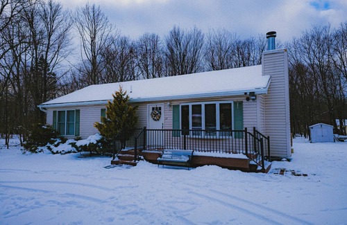 Albrightsville House | Poconos Mountains Papa Bear House Cozy 3 bedroom Escape Retreat