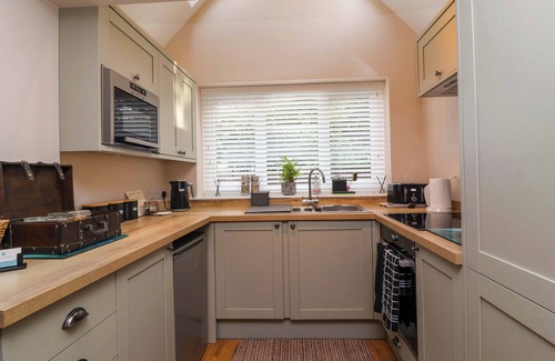 Bishopstone Cottage | PODDINGTON COTTAGE, pet friendly, with a garden in Salisbury