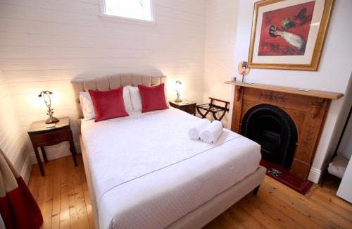 Wentworth Falls House | Poets Cottage Fireplace Spa Bath Scenic Treks Pet Friendly