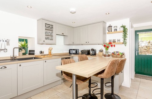 Skipton House | POGLES WOOD COTTAGE, pet friendly, with a garden in Grassington