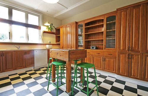 New Plymouth House | Pohutukawa House - New Plymouth Holiday Home