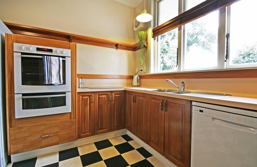 New Plymouth House | Pohutukawa House - New Plymouth Holiday Home