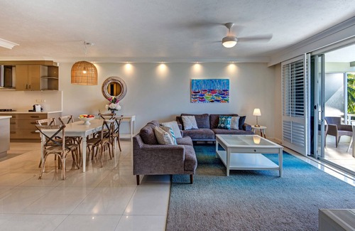 Hamilton Island Apartment | Poinciana Lodge 102, Seaview Apartment on Hamilton Island