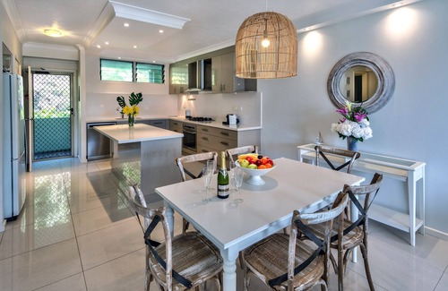 Hamilton Island Apartment | Poinciana Lodge 102, Seaview Apartment on Hamilton Island