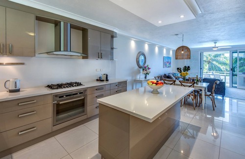 Hamilton Island Apartment | Poinciana Lodge 102, Seaview Apartment on Hamilton Island