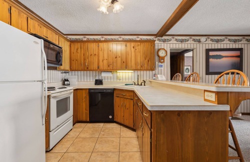 Breezy Point Condo | Point Condos 2BR w/Lake Views & Fireplace
