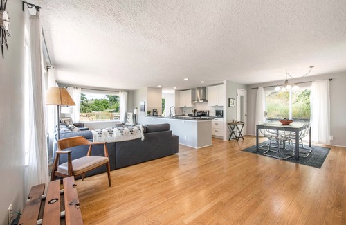 Lyle House | Point Lyle, River Views, Pellet Stove, Scenic!
