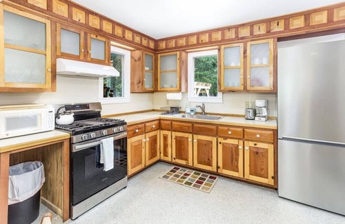 Lowell Point Cottage | Point Place, Cozy Cabin a Short Walk from the Beach