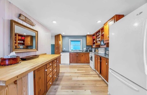 Ellsworth House | Pointe Branch Lake-New!