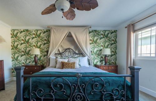 North Clairemont House | Poker and Golf Club, Stream movies & Sports
