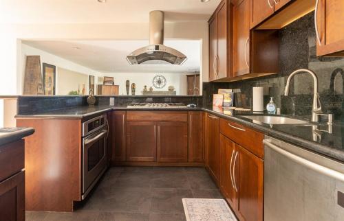 North Clairemont House | Poker and Golf Club, Stream movies & Sports