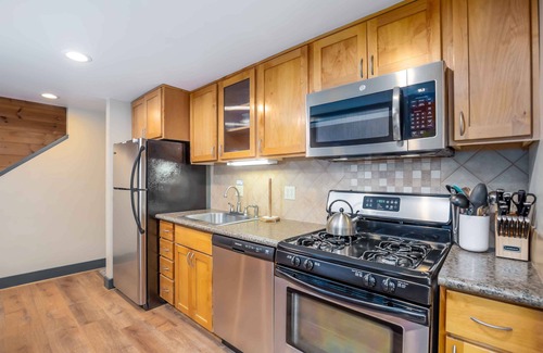 Overlook Park Condo | POLE06 - Classic Pole House Cabin, Dog Friendly, Private Hot Tub & Gas BBQ