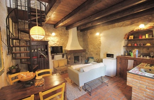 Monterosso Almo Cottage | Pomegranate Cottage