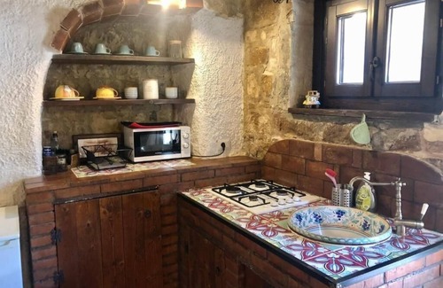 Monterosso Almo Cottage | Pomegranate Cottage