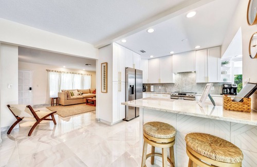 Cypress Lakes House | Pompano Sunset Oasis - 4 Bedroom Retreat