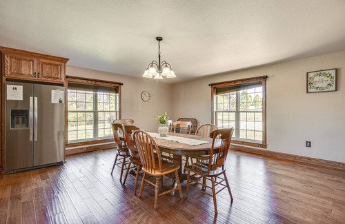 Fortuna House | Pond Access & Fishing: 'Cedar Lodge' in Versailles