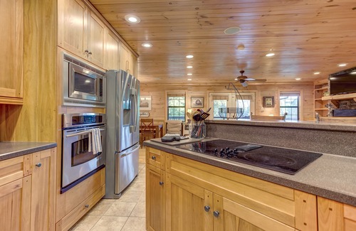 McCaysville Cabin | Pond-front cabin with private hot tub, fireplaces, furnished deck, & game room