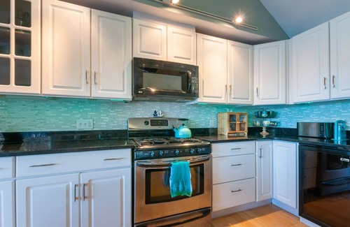 Sandwich House | Pond Front Property, Private Beach Access, Sauna and Jacuzzi Tub