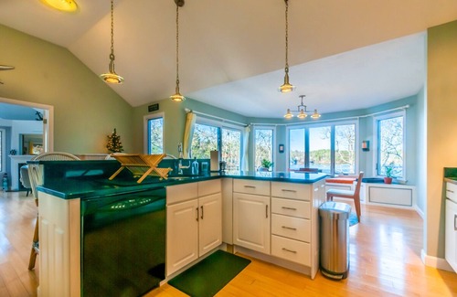 Sandwich House | Pond Front Property, Private Beach Access, Sauna and Jacuzzi Tub