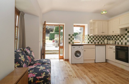 Ebbesborne Wake Cottage | POND, pet friendly, with hot tub in Ludwell