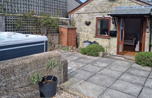Ebbesborne Wake Cottage | POND, pet friendly, with hot tub in Ludwell
