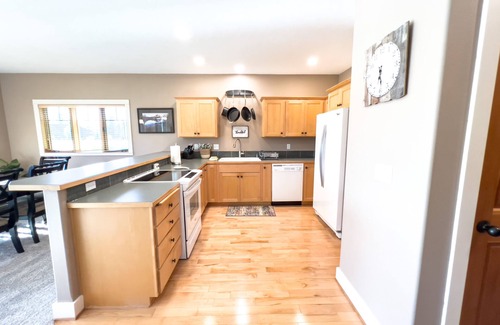 Sisters Condo | Ponderosa Sunset Retreat 2 bedroom 2 bath in Pine Meadow Village Sisters Oregon