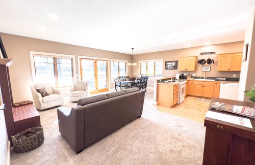 Sisters Condo | Ponderosa Sunset Retreat 2 bedroom 2 bath in Pine Meadow Village Sisters Oregon