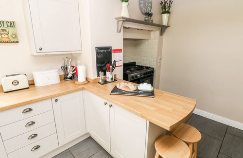 Ammanford Cottage | PONDFIELD GATE, family friendly, character holiday cottage in Cwmgors