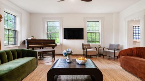 Hollowville House | Pondfront Gem Minutes from Hudson’s Best Shops Cafes The Stillwater House