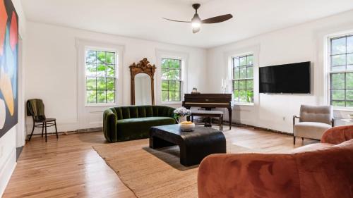 Hollowville House | Pondfront Gem Minutes from Hudson’s Best Shops Cafes The Stillwater House