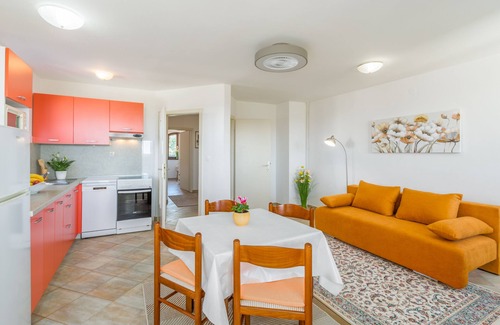 Mali Maj Apartment | Pool, 400m from the beach, sea view, air-conditioned, garden