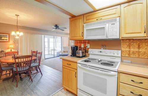 Welaka Condo | Pool Access & Lanai: Riverfront Welaka Condo!
