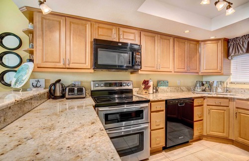 Hudson Condo | Pool Access: Waterfront Hudson Condo!