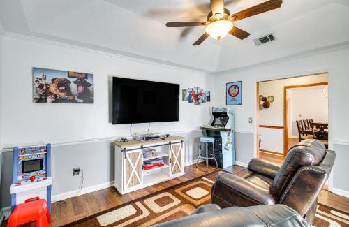 Hinesville House | Pool and Gameroom Family Fun Retreat in Hinesville!