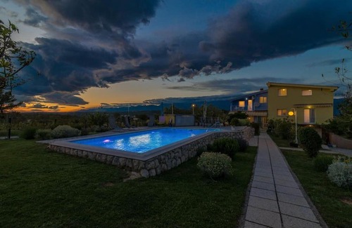 Podgradina Apartment | Pool apartments w/ 2000m fully fenced garden *Nika
