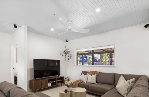 Bucca House | Pool, BBQ, WI-FI, Pool Table, Peaceful Rural Setting, Drive to Beach and Shops