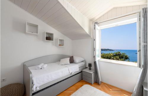 Lozica Apartment | Pool Deck Comfort Apartment