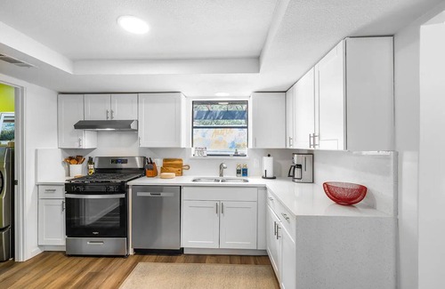 Sweetbriar House | Pool/Game Room/FirePit/Grill/Mins to SoCo & DT