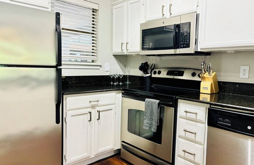 Turtle Creek Apartment | Pool, Grills, Hammocks, Ping Pong, Free Trolley to Downtown Dallas