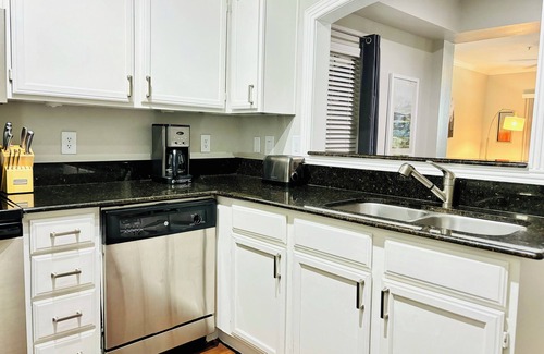 Turtle Creek Apartment | Pool, Grills, Hammocks, Ping Pong, Free Trolley to Downtown Dallas