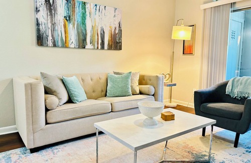 Turtle Creek Apartment | Pool, Grills, Hammocks, Ping Pong, Free Trolley to Downtown Dallas
