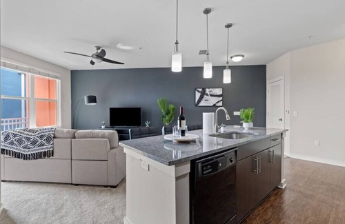 Courier City - Oscawana Apartment | Pool - Gym - FREE parking - Luxury King suite - 2